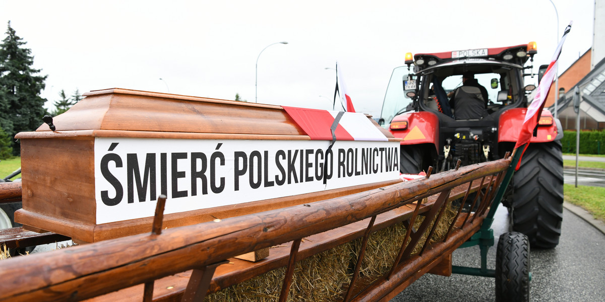 Strajk rolników: protestujący zabrali ze sobą na blokady dróg trumny zarówno w Rzeszowie, jak i w Nowym Mieście nad Wartą