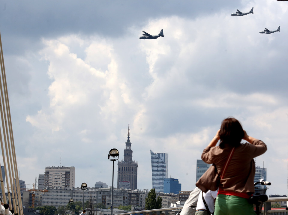 WARSZAWA ŚWIĘTO WOJSKA POLSKIEGO PRZELOT SAMOLOTÓW ( przelot samolotów - widok z mostu Świętokrzyskiego)