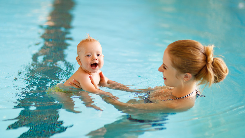 Żadna pora roku nie jest przeciwwskazaniem do rozpoczęcia nauki pływania. Jeśli chcemy zabrać niemowlaka na basen w czasie zimy, musimy się do tego po prostu lepiej przygotować.