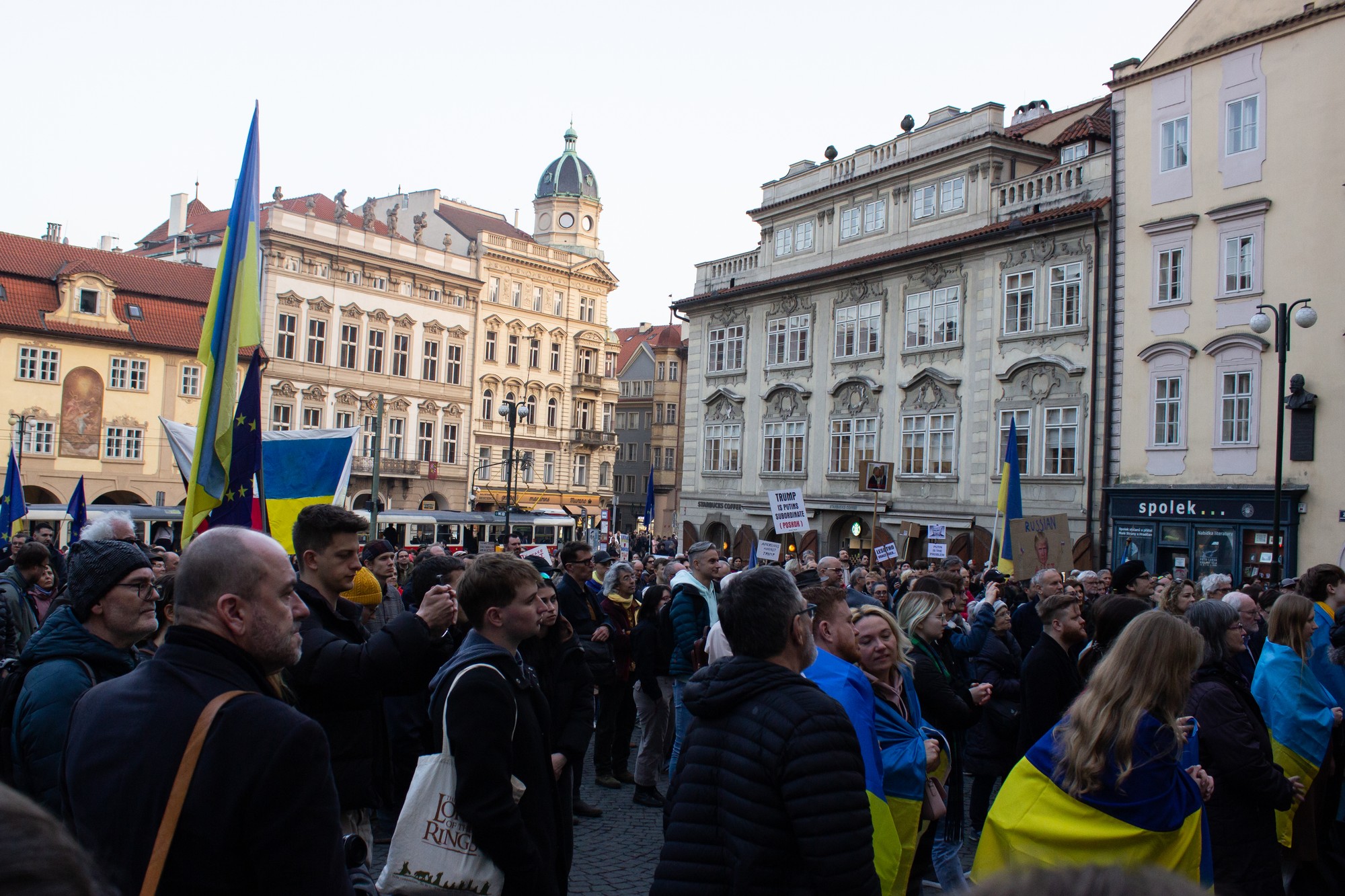 Zhromaždenie na Malostranskom námestí v Prahe proti výrokom amerického prezidenta Donalda Trumpa a jeho spolupracovníkov týkajúce sa medzinárodnej a bezpečnostnej politiky.