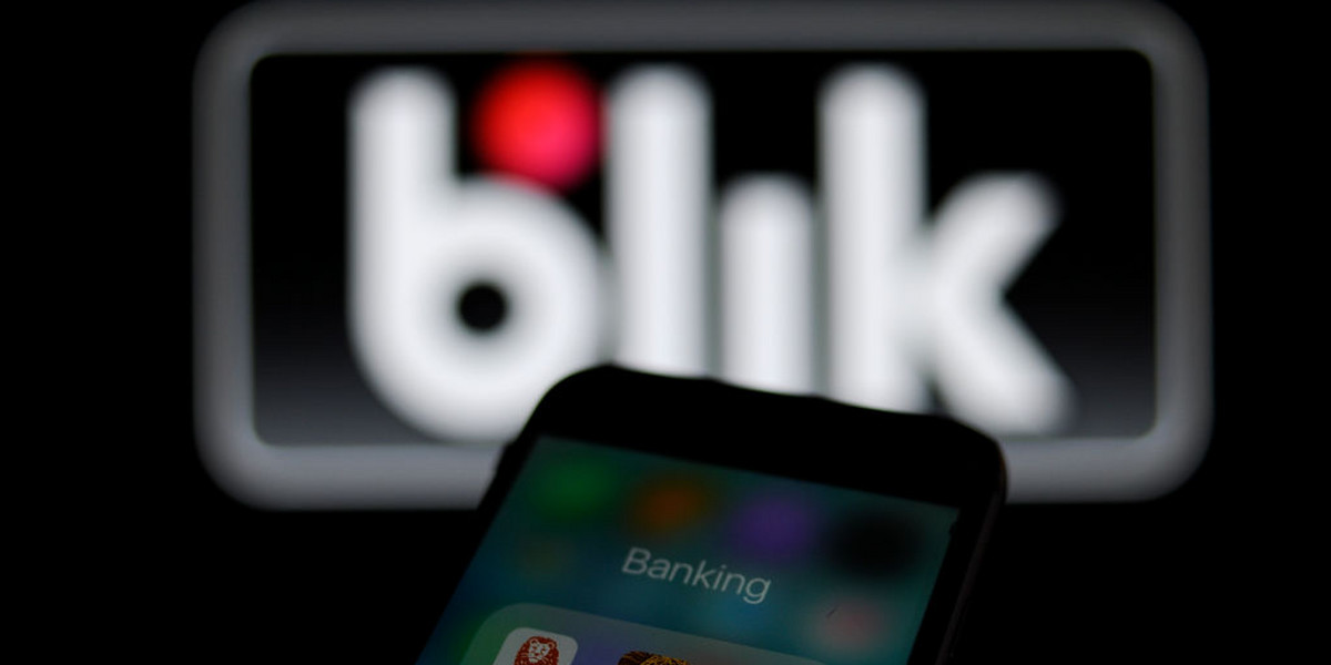 BLIK to polski standard płatności mobilnych, którego udziałowcami jest sześć banków. Umożliwia m.in. dokonywanie płatności w sklepach stacjonarnych i internetowych.