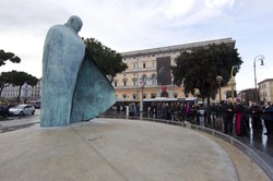 Papież nie podoba się politykom. "Zniewaga dla pamięci"