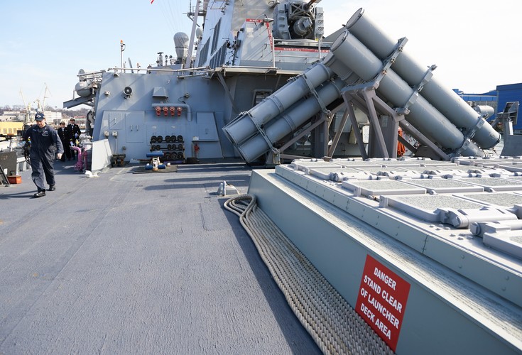 Wyrzutnie rakiet systemu VLS na pokładzie amerykańskiego niszczyciela USS Donald Cook, który zacumował w porcie w Gdyni
<br><br> fot. (aw/kru) PAP/Adam Warżawa