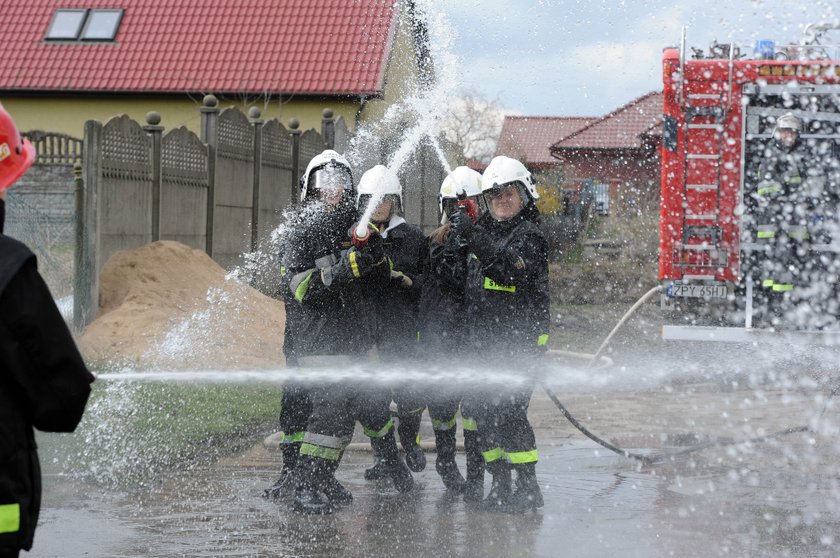 Strażaczki oblewają strażaków w lany Poniedziałek