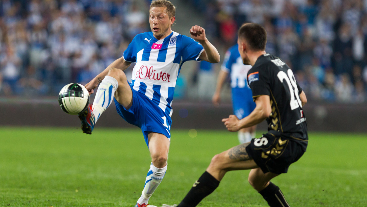 Lech Poznań na stadionie przy ulicy Bułgarskiej pokonał Polonię Warszawa 1:0 (0:0) w drugim piątkowym meczu 28. kolejki T-Mobile Ekstraklasy. "Złotego" gola na wagę zwycięstwa dla Kolejorza zdobył Vojo Ubiparip. Dla Lecha była to szósta wygrana w siedmiu ostatnich meczach ligowych. Ten rezultat oznacza, że piłkarze Mariusza Rumaka wciąż liczą się w walce o mistrzostwo Polski. Ich strata do prowadzącej w tabeli Legii Warszawa, przynajmniej na kilkanaście godzin, wynosi tylko jeden punkt.