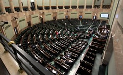 Poseł PO przeglądał notatki Kaczyńskiego? Tak tłumaczy się polityk Platformy