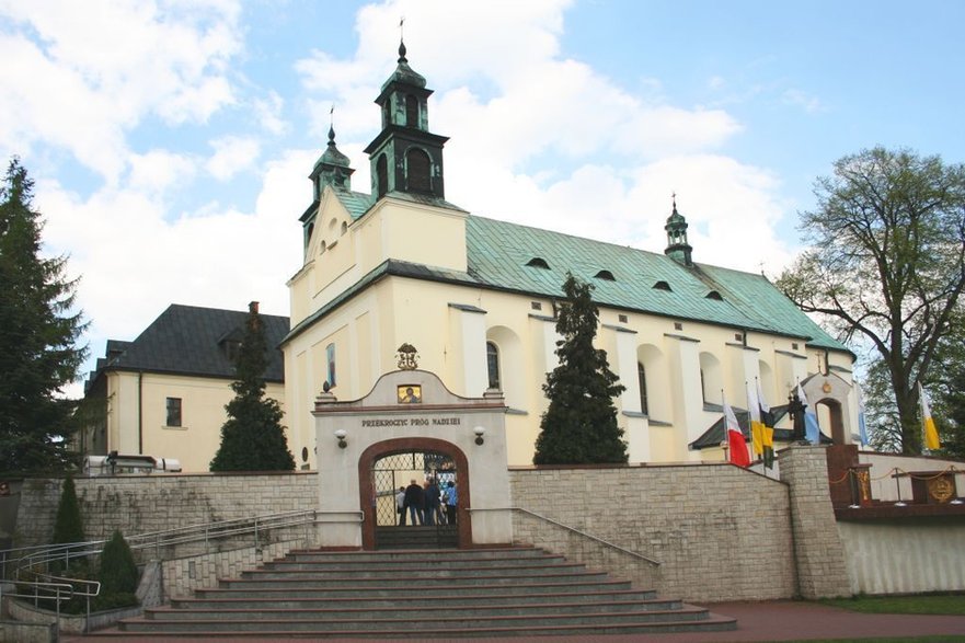 Sanktuarium Matki Bożej Leśniowskiej (fot Przykuta, opublikowano na licencji Creative Commons Attribution-Share Alike 40 International)