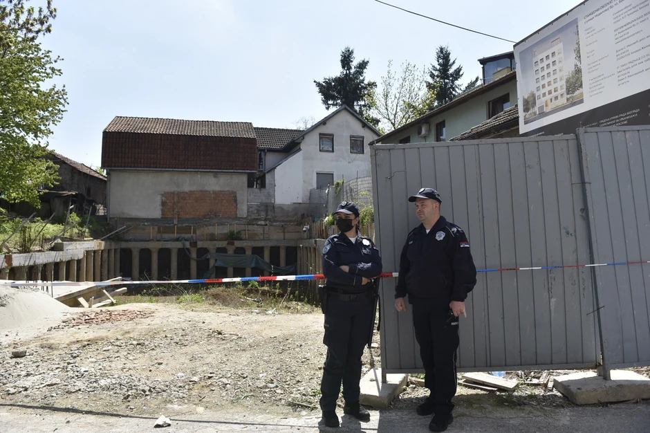 Policija obezbeđuje gradilište gde je bomba