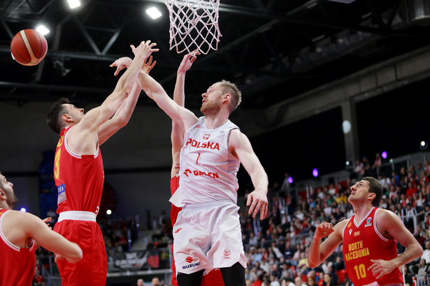 Polak Jarosław Zyskowski (C) oraz Andrej Maslinko (L) i Adem Mekic (P) z Macedonii Północnej podczas meczu eliminacyjnego w grupie H do mistrzostw Europy 2025 koszykarzy