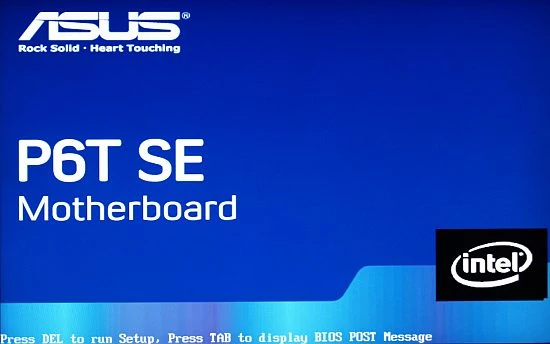 Ekran startowy mógłby po niewielkiej modyfikacji być ekranem płyty Intela – jest wyjątkowo skromnie i bez marketingowych haseł (co to w ogóle za pomysł, żeby męczyć użytkownika tysiącem znaczków z rozwiązaniami technicznymi już po zakupie!)