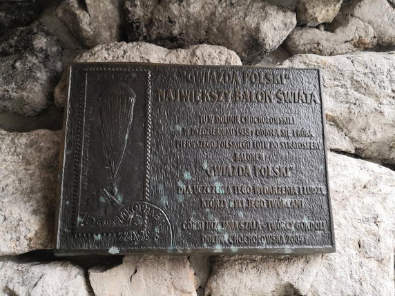 Pamiątkowa tablica przy wejściu do Schroniska