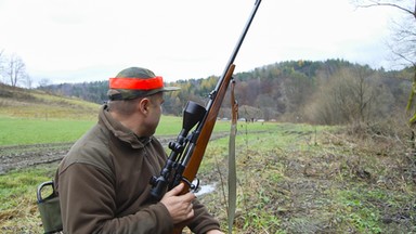 Prosto z imprezy pojechali na polowanie. 64-latek zabity strzałem w głowę