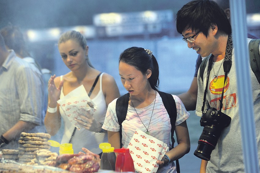 Pljeskavica posle piva: Par iz Japana obožava srpsku hranu i piće