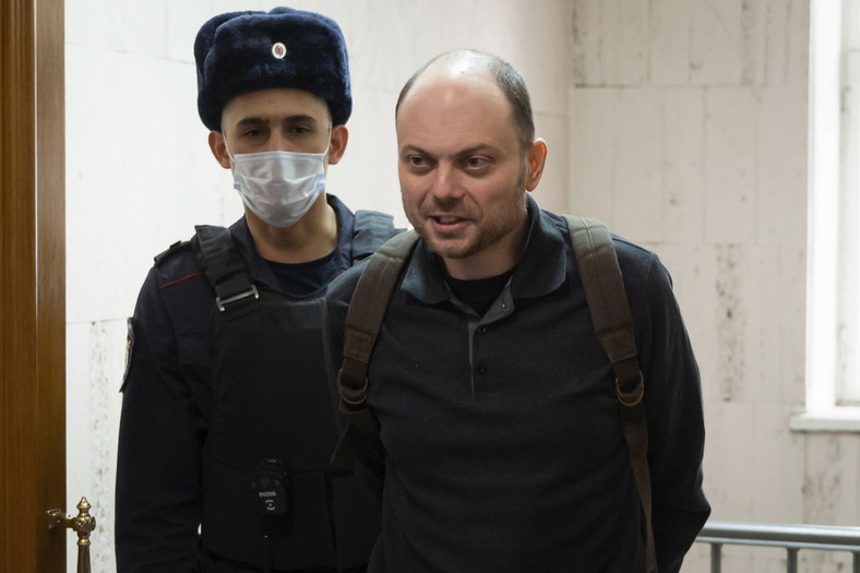 Rosyjski opozycjonista Władimir Kara-Murza jest eskortowany na rozprawę w sądzie w Moskwie, 8 lutego 2023 r.