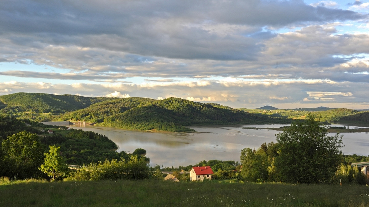 Zbiornik wodny Świnna Poręba na rzece Skawie koło Wadowic przyciąga wakacyjnych plażowiczów, mimo że to wciąż plac budowy. Regionalny Zarząd Gospodarki Wodnej w Krakowie ostrzega, że kąpiele tam są nielegalne i niebezpieczne.