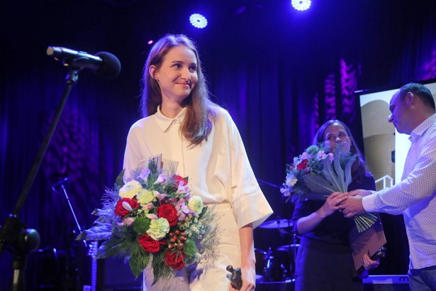 Warszawa, 23.10.2019. Nagrodzone w kategorii Debiut, Duet Tęskno - Joanna Longić (L) i Hania Rani (C). Gala wręczenia Nagród Muzycznych Programu 3 im. Mateusza Święcickiego „Mateusze Trójki” odbyła się 23 bm. w Warszawie. Nagrody przyznawane są za osiągnięcia w dziedzinie twórczości, wykonawstwa lub popularyzacji polskiej muzyki rozrywkowej i jazzowej. Ich nazwa pochodzi od imienia kompozytora i aranżera Mateusza Święcickiego, który był współtwórcą i pierwszym dyrektorem muzycznym Programu 3. (mr) PAP/Wojciech Olkuśnik