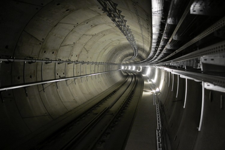 Tunel północny drążony jest przez tarczę 'Maria'. Media donoszą, że minęła ona już pod Świętokrzyską pl. Powstańców Warszawy i dalej drąży tunel na wysokości Narodowego Banku Polskiego.