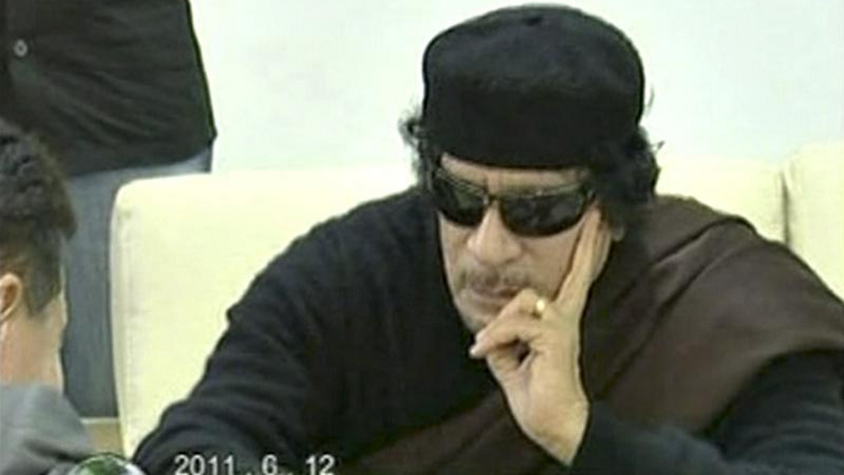 Konfrontowany od tygodni z ofensywą lotniczą NATO przywódca Libii Muammar Kaddafi zagroził dzisiaj, że w odwecie wyśle setki bojowników, by podejmowali ataki w Europie.