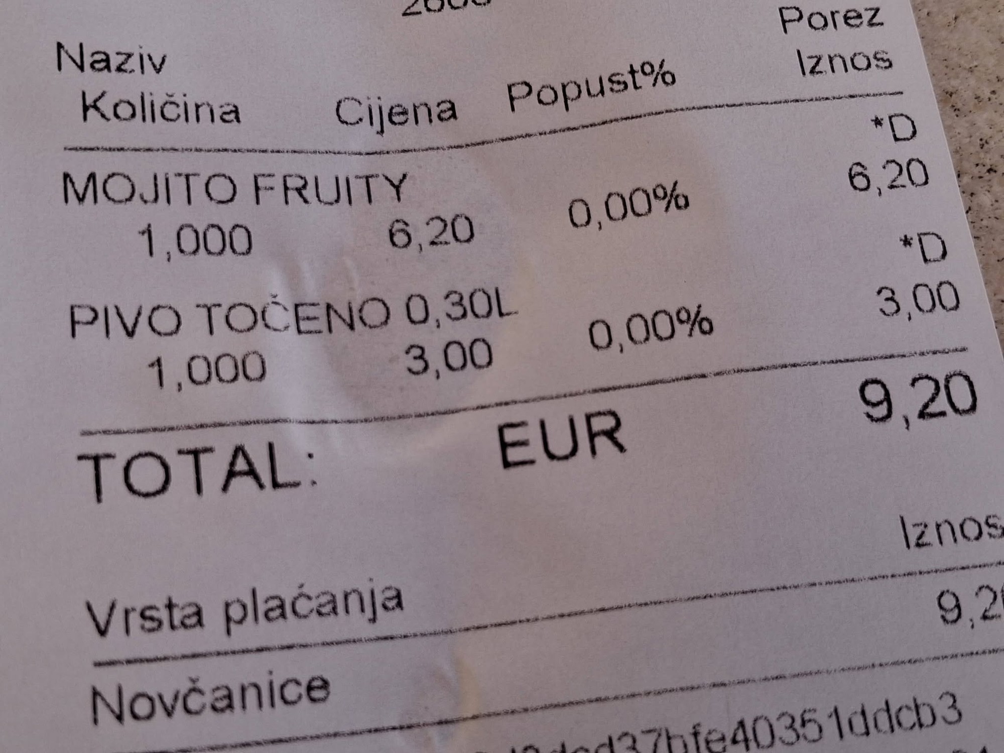 Muž ukázal svoj účet.