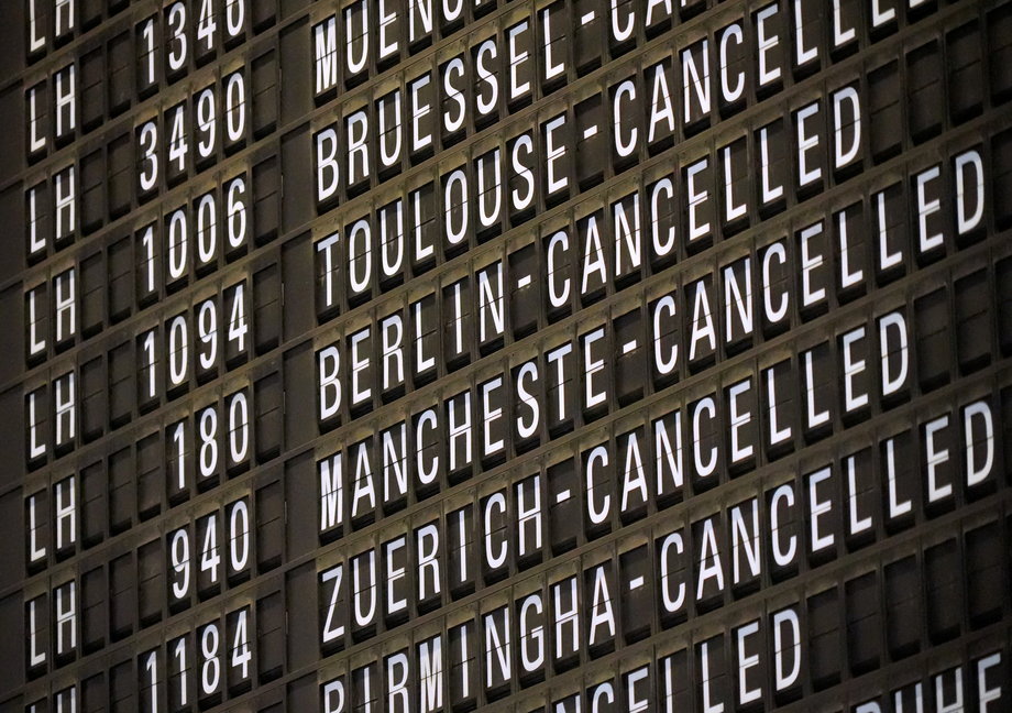 Tablica informacyjna na lotnisku we Frankfurcie wyświetla dziś same odwołane loty.