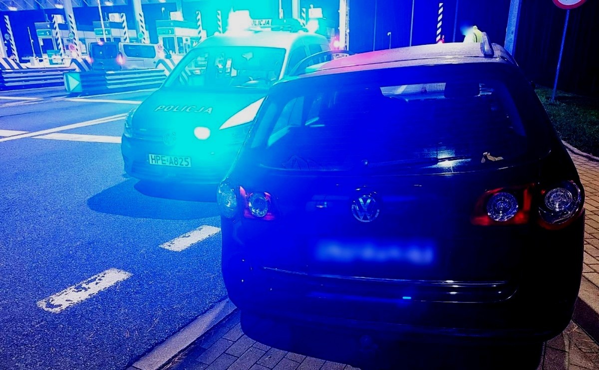 Kierowca Passata został zatrzymany przez innych uczestników ruchu i przekazany w ręce policji. Miał prawie 4 promile alkoholu w organizmie