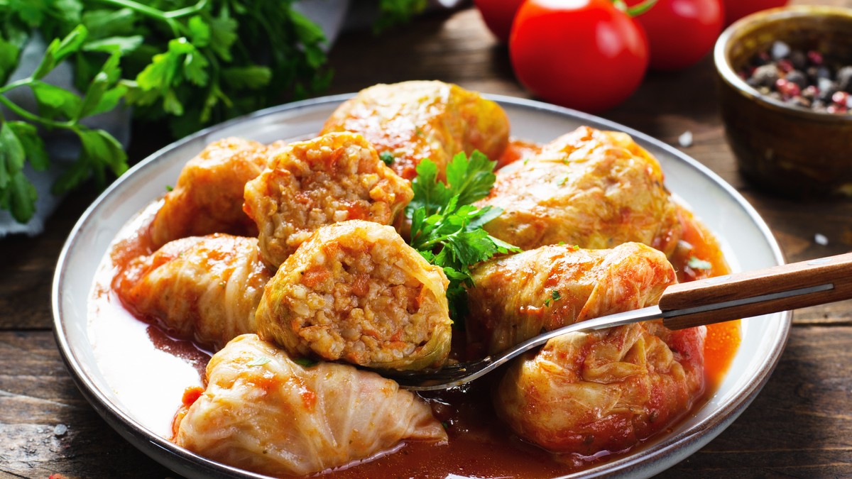 Da li treba dinstati meso pre motanja sarme? Stručni trikovi za savršen fil svaki put