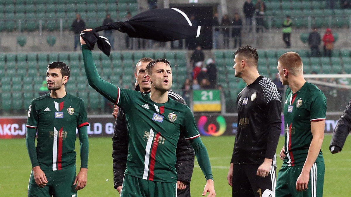 W ostatnim czasie bardzo popularna w sieci jest akcja Mannequin Challenge. Teraz wyzwania polegającego na wcieleniu się w manekiny podjęli się piłkarze Śląska Wrocław.