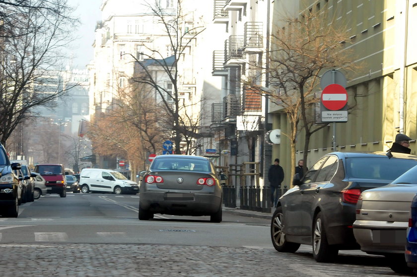 Antoni Macierewicz łamie przepisy drogowe