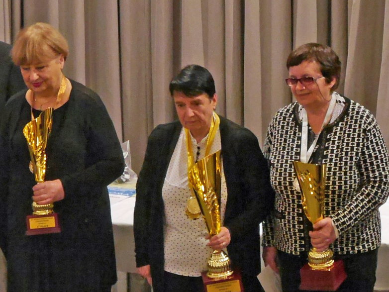 Nona Gaprindaszwili (w środku) na ceremonii wręczenia nagród w kategorii kobiet powyżej 65 roku życia, Mistrzostwa Świata Seniorów w Szachach 2016 w Mariańskich Łaźniach