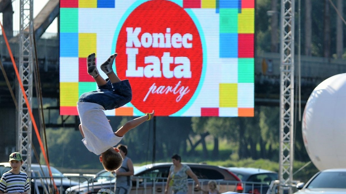 Gorzów Wielkopolski proponuje mieszkańcom spędzenie ostatnich dni lata na dobrej zabawie, dzięki wydarzeniu "Koniec Lata Party". W jego ramach gorzowianie będą mogli posłuchać na żywo takich gwiazd jak zespół LemON czy Natalia Nykiel. Ale to nie wszystko. Będzie też coś dla fanów sportu, miłośników zwierząt czy pasjonatów motoryzacji. A wszystko to w jednym mieście i w jeden weekend. Pierwsze atrakcje ruszają już dziś.