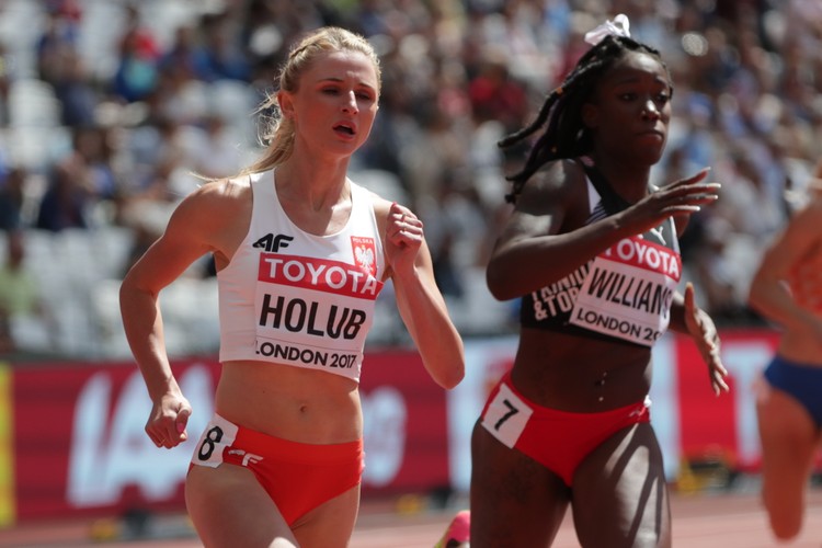 Małgorzata Holub (L) podczas biegu eliminacyjnego na dystansie 400 m