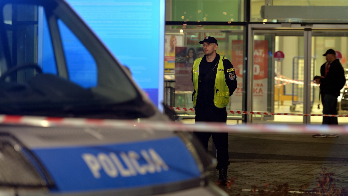 Nożownik ze Stalowej Woli przyznał się do zarzucanych mu czynów - prokuratura postawiła mu dzisiaj zarzut usiłowania i dokonania zabójstwa wielu osób - poinformował Janusz Woźnik, szef Prokuratury Okręgowej w Tarnobrzegu, która przejęła śledztwo w tej sprawie.