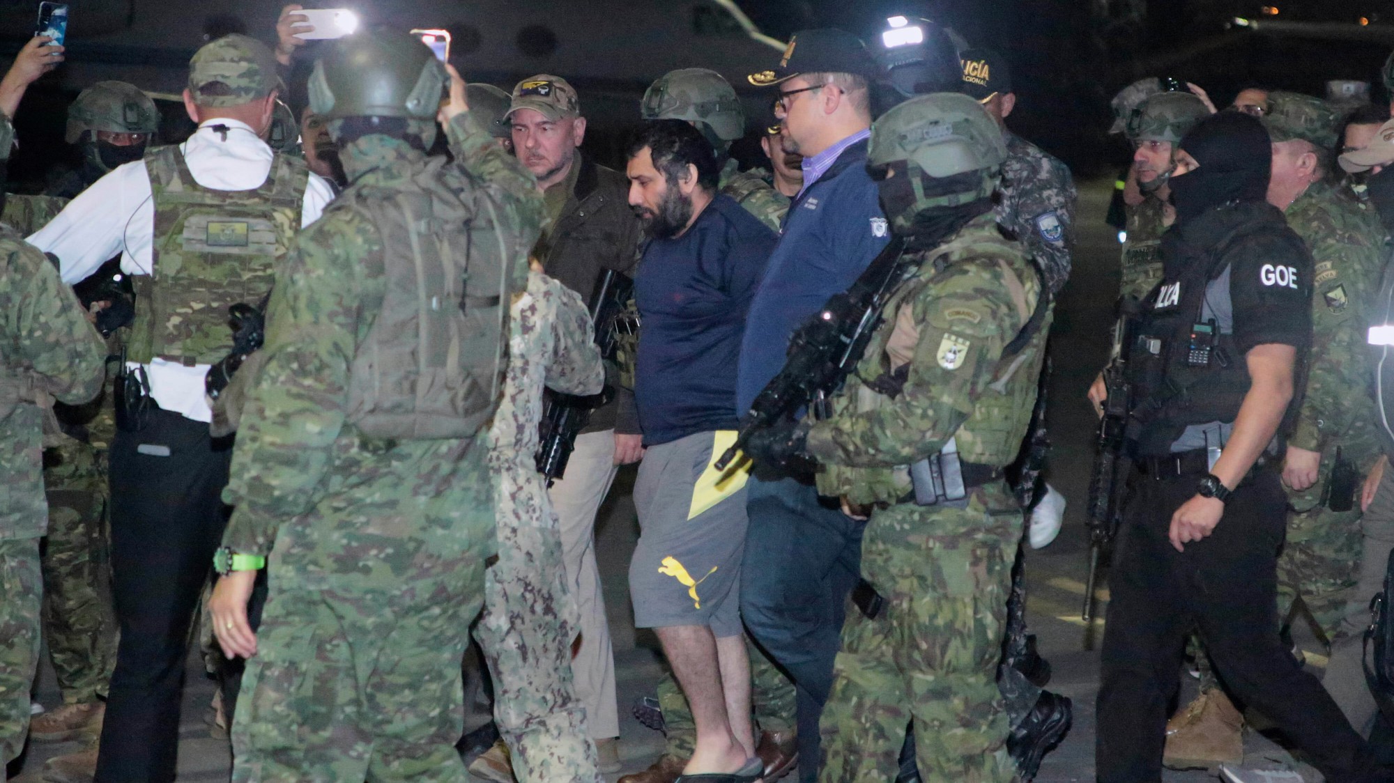 Vodca gangu Choneros Adolfo „Fito“ Macias prichádza v sprievode vojakov a policajtov do Guayaquilu v Ekvádore.