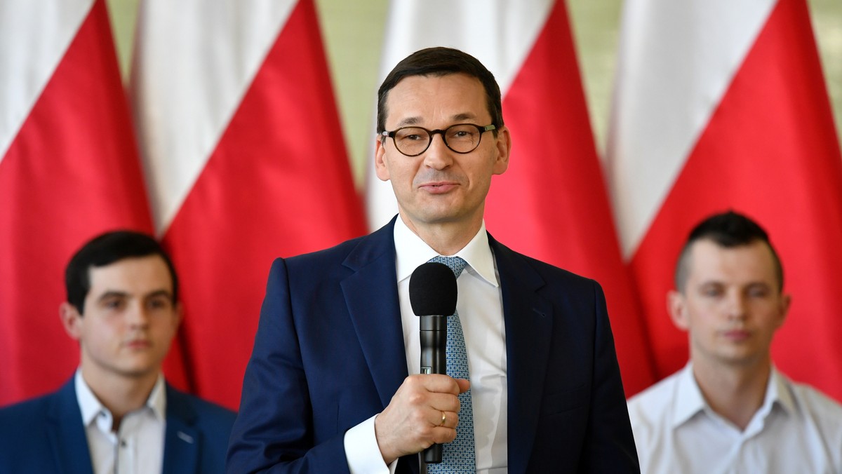 Praca, płaca, mieszkanie, rodzina, bezpieczeństwo - to główne obszary, jakie zmieniamy w gospodarce - powiedział premier Mateusz Morawiecki. Dodał, że rząd podnosi wynagrodzenia i "stara się", by było jak najmniej umów śmieciowych.