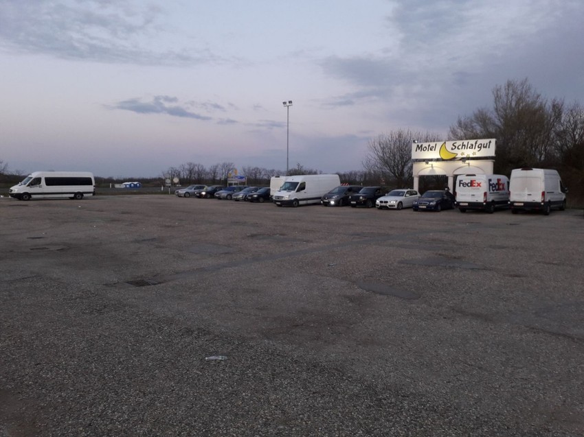 Kombi i petnaestak automobila sa našim državljanima peti dan čeka u mestu Nikelsdorf