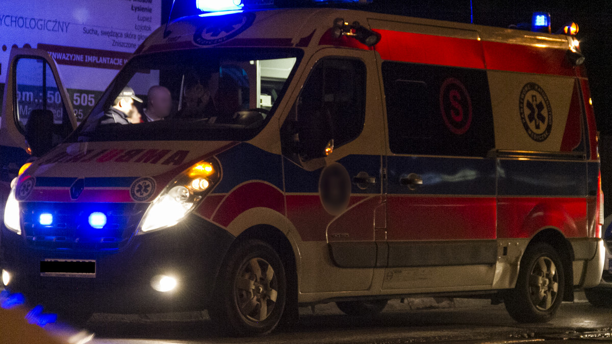 Do groźnego zdarzenia doszło w niedziele wieczorem w Szydłowie w powiecie opolskim. 14-latek nadział się na ostre elementy maszyny rolniczej i mocno się poranił. Do pomocy wezwano strażaków ze specjalistycznym sprzętem.