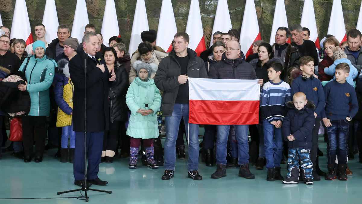 Grupa ok. 150 osób pochodzenia polskiego we wtorek przybyła z Kazachstanu do Polski. - Symbolicznie tym dniem chcielibyśmy rozpocząć repatriację taką, jaka od dawna powinna mieć miejsce - tymi słowami przywitał repatriantów na lotnisku wojskowym w Warszawie wicepremier Mateusz Morawiecki.