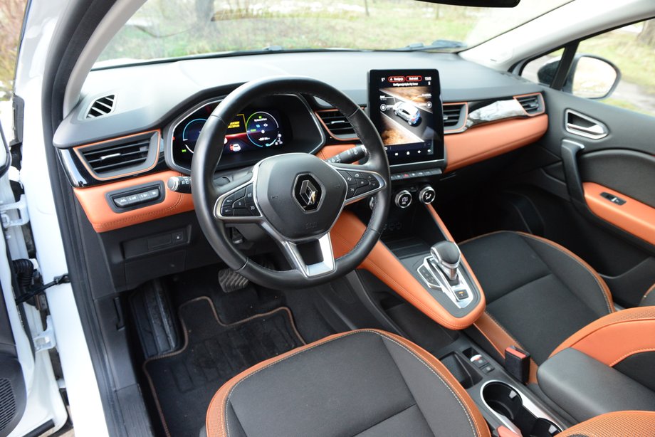 Renault Captur E-Tech kosztuje niemal 140 tys. zł, ale w tej cenie otrzymamy auto z bardzo bogatym wyposażeniem. Tyle że Captura z benzynowym silnikiem kupimy o ponad 30 tys zł taniej.