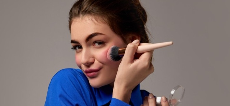 Blue glam makeup hitem TikToka. Sprawdź, na czym dokładnie polega