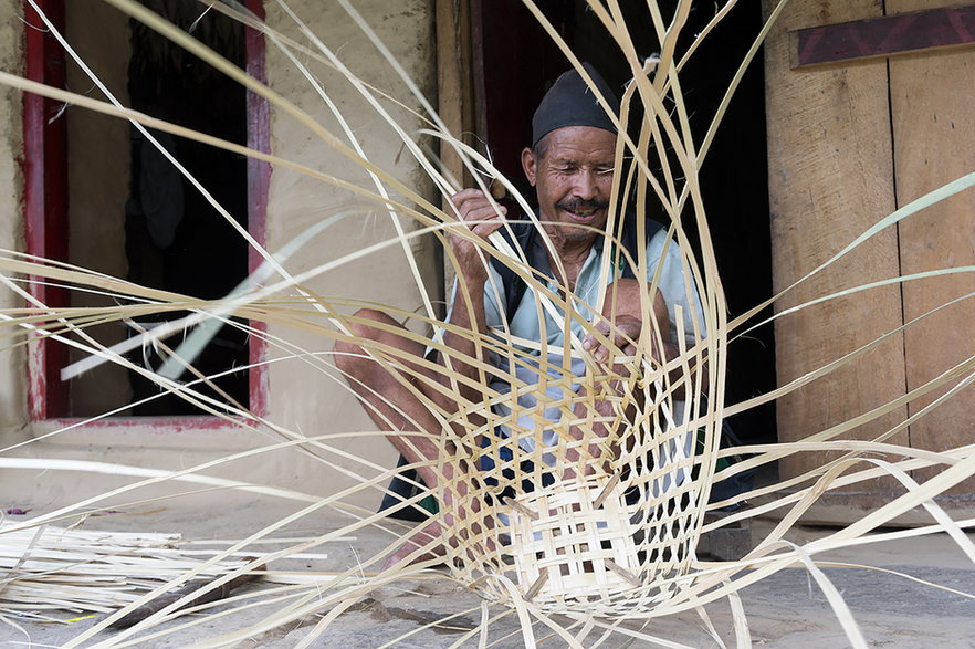 Wyplatanie tradycyjnych koszy dla tragarzy. W Sanktuarium Annapurny za transport odpowiadają mężczyźni.
