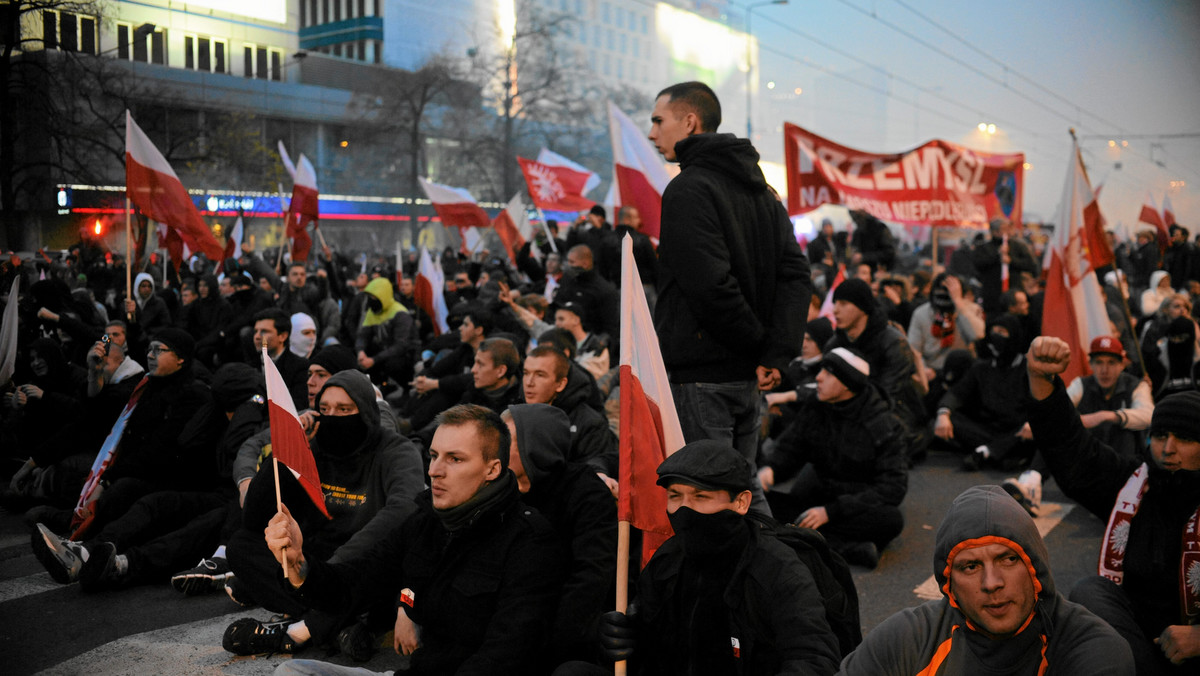 W minionym tygodniu swoją siłę demonstrowały najróżniejsze środowiska. Kobiety, katolicy, lewicowcy... To paradoks, że największym echem odbił się kongres grupy, która do tej pory interesowała opinię publiczną jedynie raz do roku. Jedno się nie zmieniło: niektórzy w Ruchu Narodowym widzą groźbę nazizmu, inni - nadzieję na lepszą Polskę.