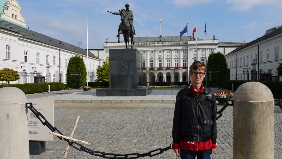 16-letni Paweł, podopieczny wrocławskiego oddziału Fundacji Mam Marzenie, pasjonuje się historią, zwłaszcza okresu PRL. Jego marzeniem było zwiedzenie Warszawy. W ubiegły weekend udało się je zrealizować. Chłopiec odwiedził m.in. Pałac Kultury i Nauki, Muzeum Powstania Warszawskiego i Centrum Nauki Kopernik.