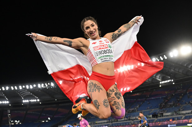 Ewa Swoboda cieszy się z drugiego miejsca po biegu finałowym na 100 m podczas lekkoatletycznych mistrzostw Europy w Rzymie