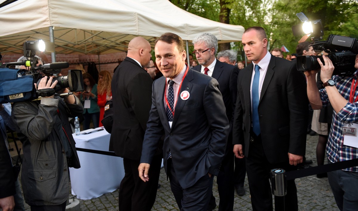 Marszałek Sejmu Radosław Sikorski podczas wieczoru wyborczego w sztabie Bronisława Komorowskiego w Warszawie