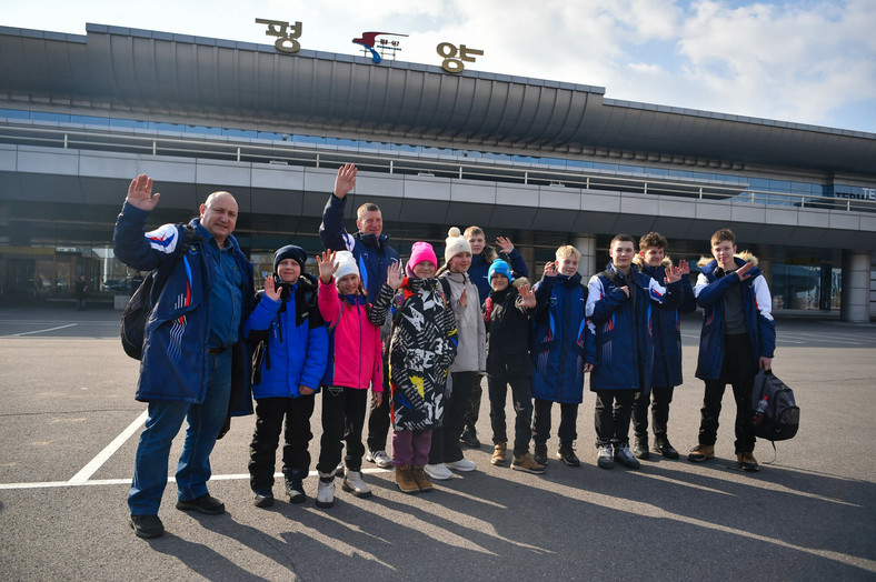Rosjanie na lotnisku w Pjongjangu