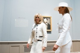 MELANIJA se srela sa BRIŽIT MAKRON i svi su gledali šta to nosi na glavi! Trampa i Makrona nisu ni primetili, napravila VELIKI BUM, jedni joj čestitali, drugi je KUDILI, ali nisu skidali pogled sa nje