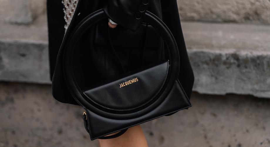 Minimalizm z designerskim twistem: torebki Jacquemusa nie tracą na popularności