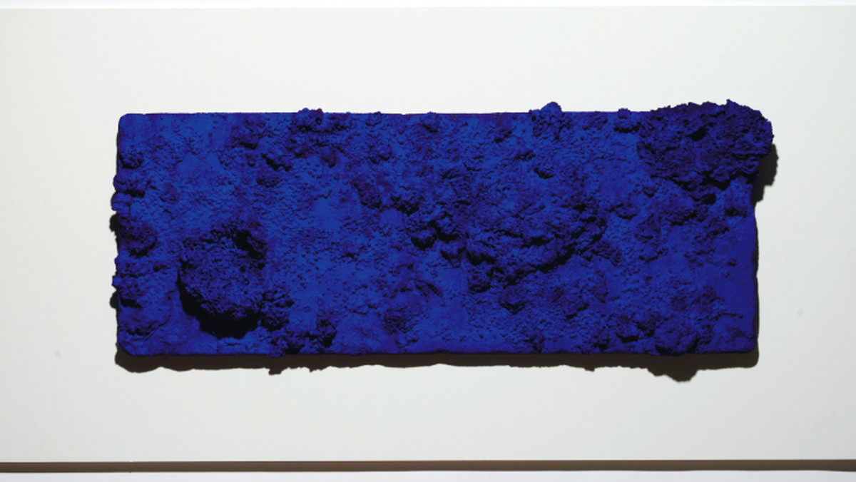 W listopadzie na kolekcjonerów sztuki współczesnej czeka rzadka okazja zakupienia pracy Yvesa Kleina "Accord Bleu (Sponge Relief)" ze zbiorów nowojorskiego Brooklyn Museum.