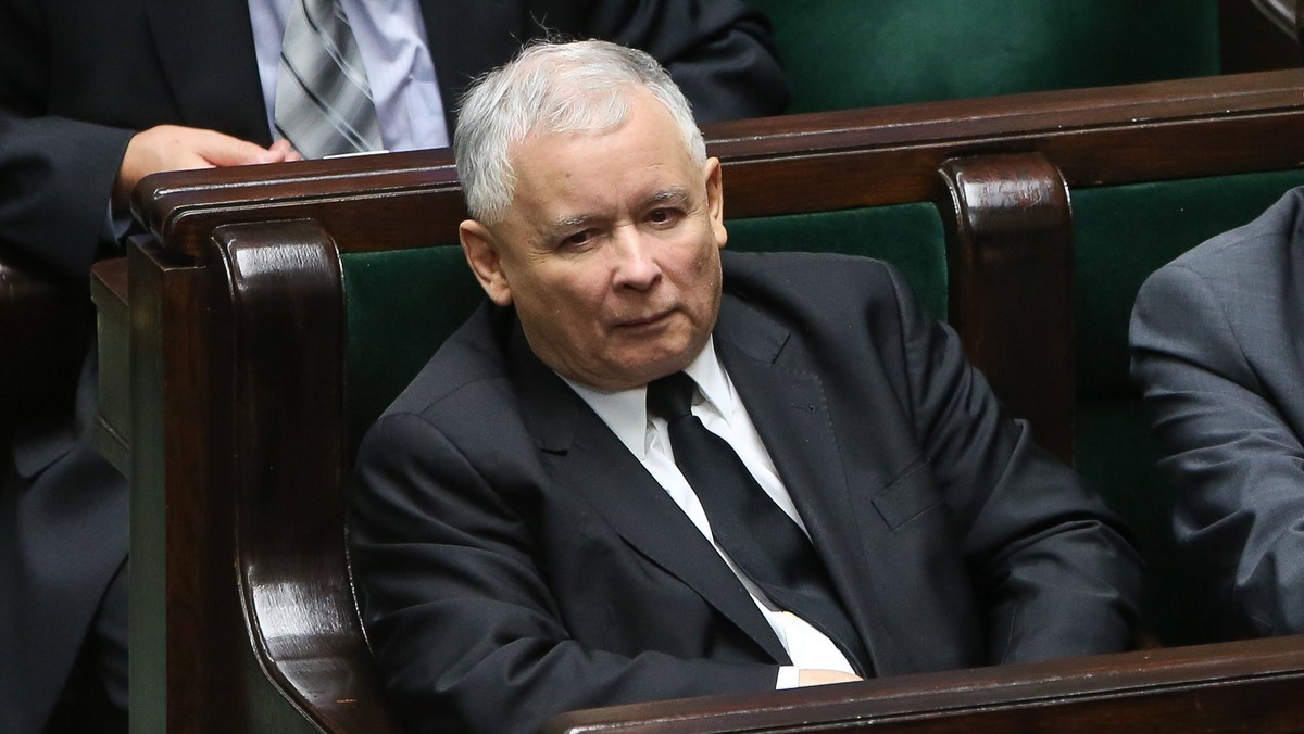 W 32. rocznicę wprowadzenia stanu wojennego po raz trzeci odbędzie się Marsz Wolności, Solidarności i Niepodległości. Na konferencji prasowej Jarosław Kaczyński zaprezentował komitet honorowy marszu. - Ten marsz jest po to, żeby trwała pamięć o tej podniesionej przeciwko narodowi ręce. Ręce sługusów Związku Sowieckiego - mówił prezes Prawa i Sprawiedliwości.