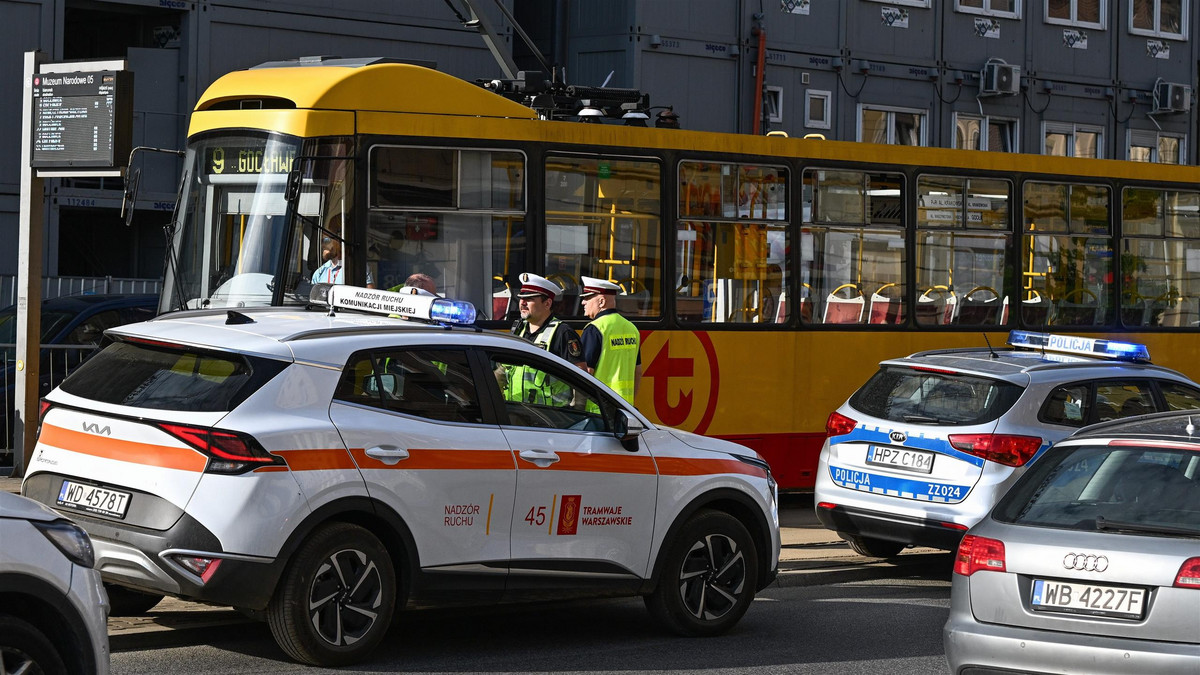 Dramatyczny wypadek w Warszawie. 14-latek wpadł pod tramwaj. Sprowadzono specjalny sprzęt